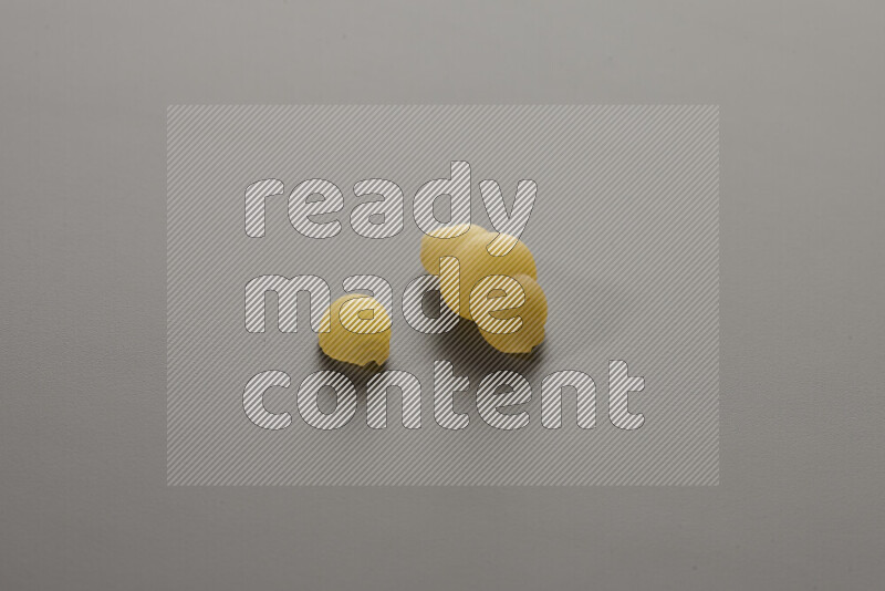 معكرونة ودعة في وعاء فخاري علي خلفية رمادية