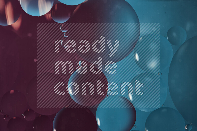 لقطات مقربة لفقاعات من الزيت على سطح الماء باللون الأزرق والأرجواني