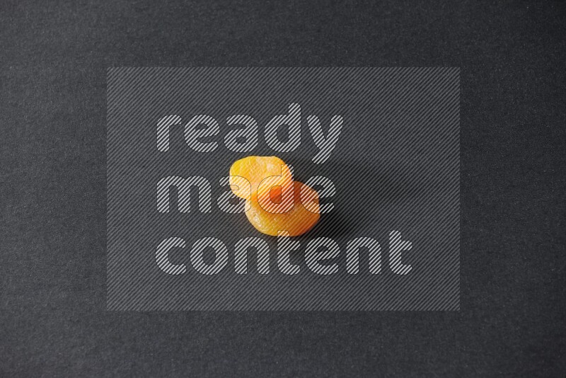 حبتان من المشمش المجفف على خلفية سوداء