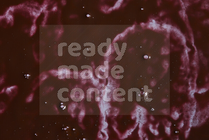 لقطات مقربة لأشكال مختلفة مرسومه باللون الأحمر