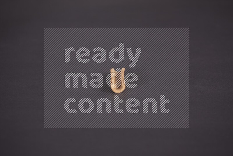 عود قرفة واحد علي خلفية سوداء