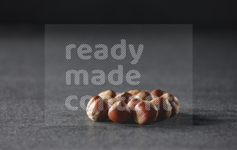 مجموعة من حبات البندق على خلفية سوداء