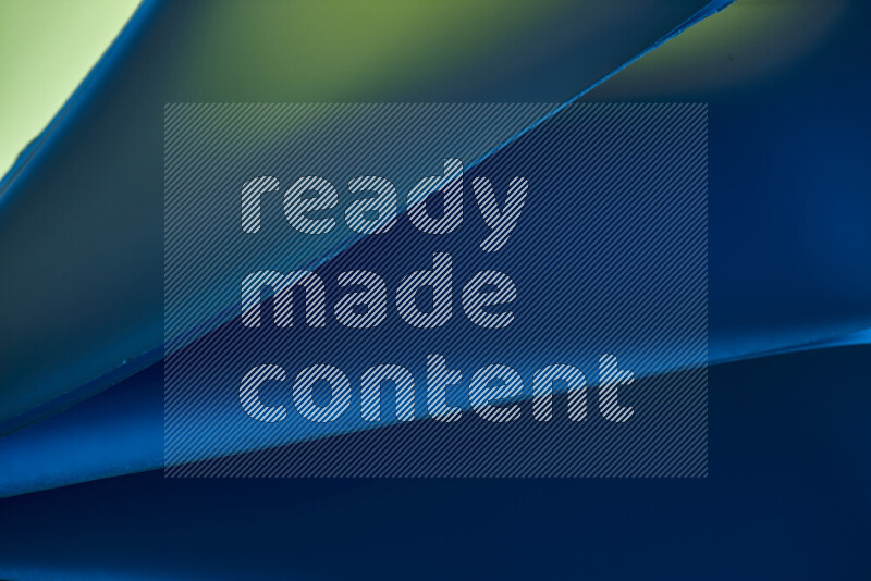 فن تجريدي يعرض منحنيات مع تدرجات الألوان الباردة مكونه بضوء ملون