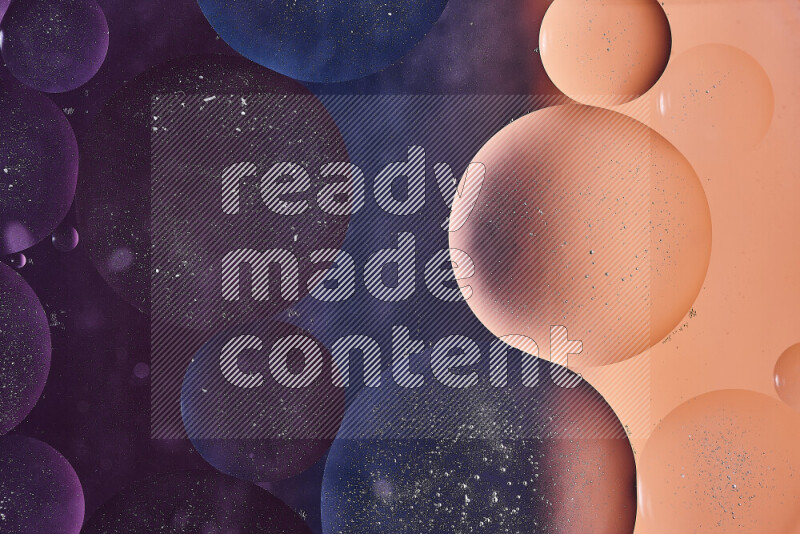 لقطات مقربة لفقاعات من الزيت على سطح الماء باللون الأزرق والبرتقالي والأرجواني