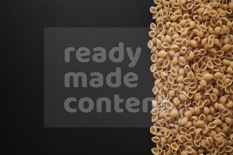 أنواع مختلفة من المعكرونة علي خلفية سوداء