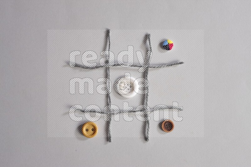 أزرار متعددة اﻷلوان موضوعة علي خلفية رمادية