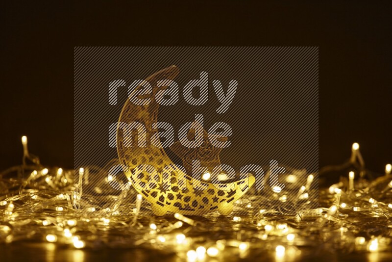 فانوس رمضان تقليدي محاط بأضواء الزينة المتوهجة