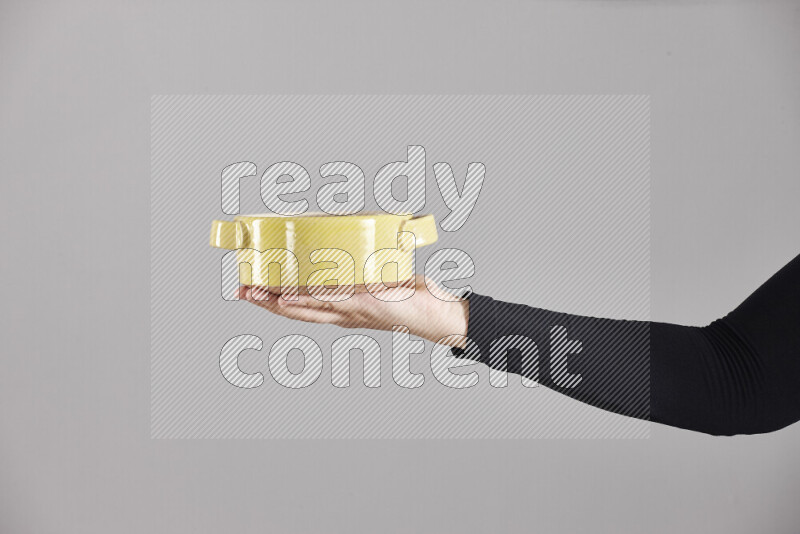 امرأة ترتدي عباءة سوداء تحمل أدوات فخارية مختلفة في أوضاع متعددة