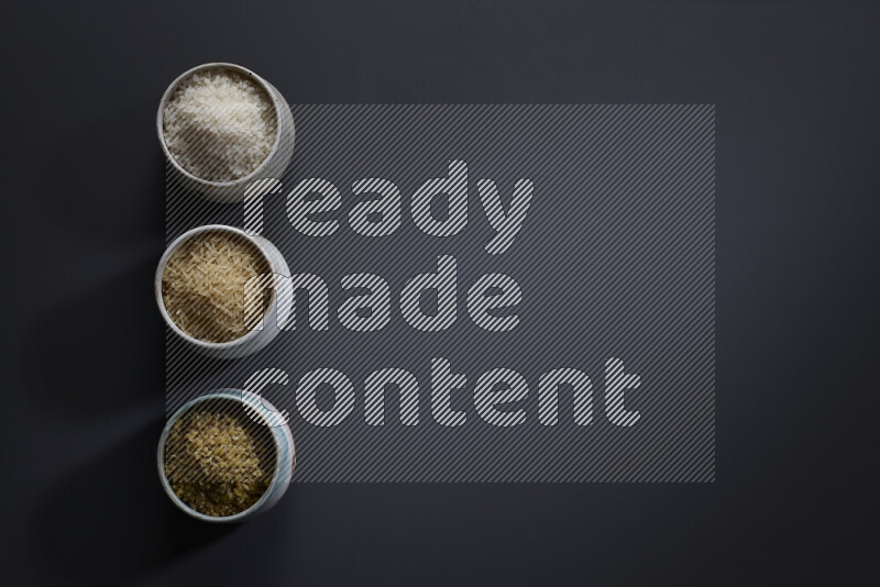 بقوليات في أوعية فخارية علي خلفية رمادية