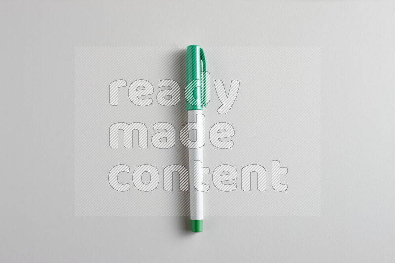 لقطة مقربة تظهر قلما ملونا واحدا بغطاء على خلفية رمادية