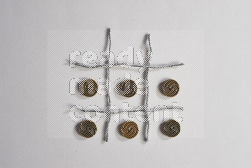 أزرار معدنية موضوعة علي خلفية رمادية