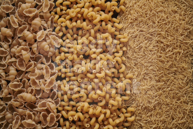 3 انواع معكرونة علي الخلفية كاملة