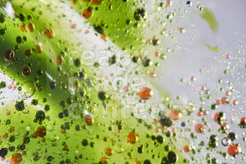 لقطات مقربة لقطرات ألوان مائية خضراء وحمراء على سطح الزيت على خلفية بيضاء
