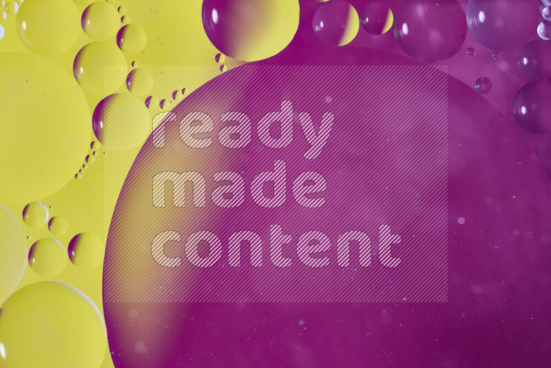 لقطات مقربة لفقاعات من الزيت على سطح الماء باللون الأصفر والوردي