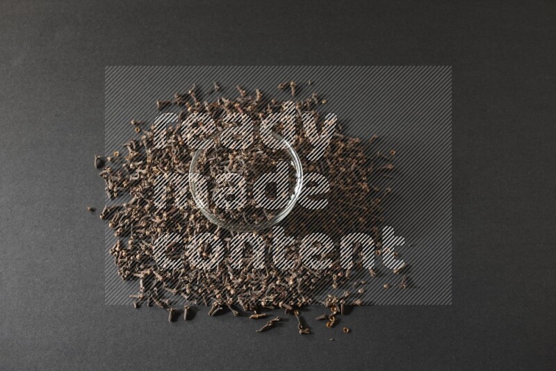 وعاء زجاجي ممتلئ القرنفل علي خلفية سوداء