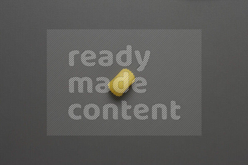 معكرونة هلالية علي خلفية رمادية