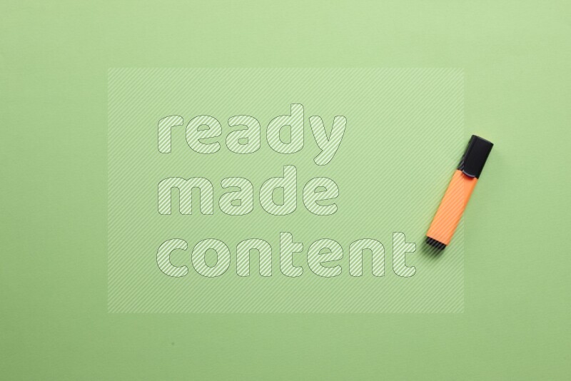 أقلام تحديد ملونة علي خلفية خضراء