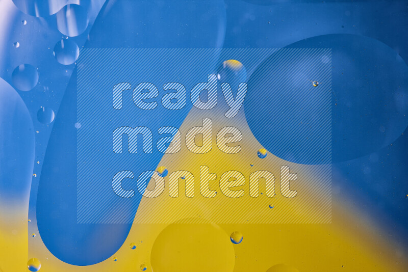 لقطات مقربة لفقاعات من الزيت على سطح الماء باللون الأزرق والأصفر