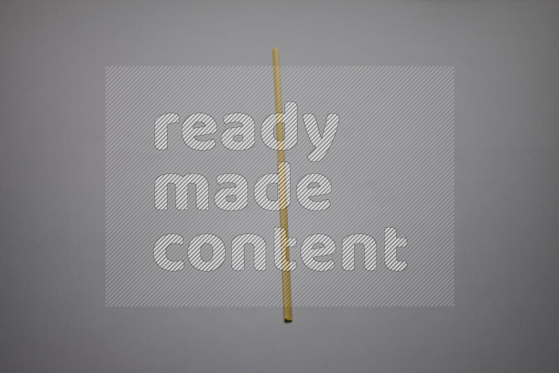 معكرونة شرايط علي خلفية رمادية