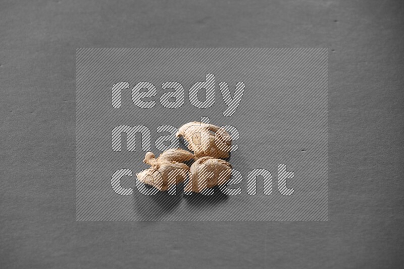 زنجبيل مجفف علي خلفية سوداء