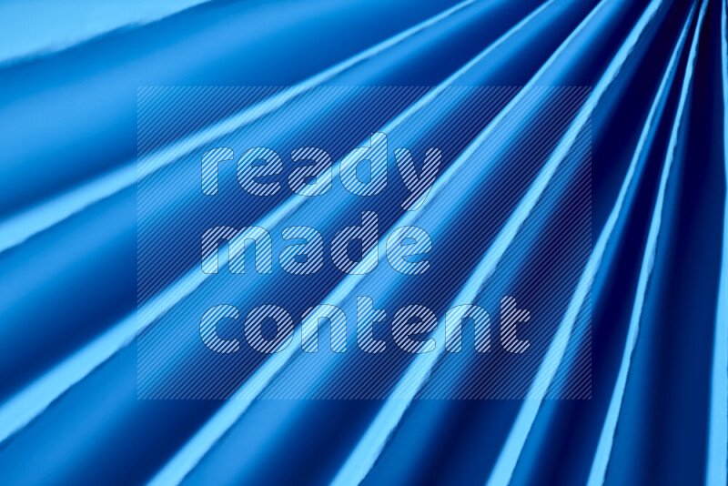 صورة تقدم نمط تجريدي ورقي من الخطوط المائلة بدرجات اللون الأزرق