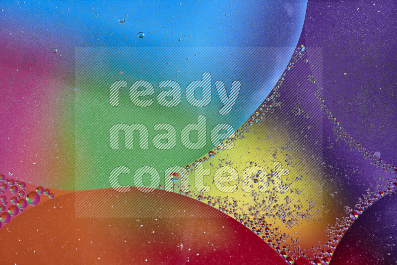 لقطات مقربة لفقاعات من الزيت على سطح الماء بألوان متنوعة