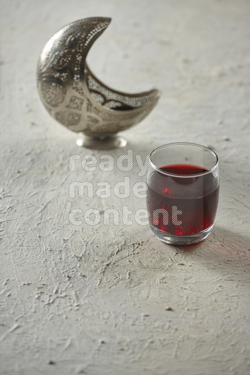 فانوس فضي مع مشروبات مختلفة وتمر ومكسرات وسبحة صلاة وقرآن على خلفية بيضاء