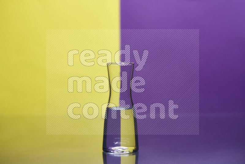 تظهر الصورة أواني زجاجية ممتلئة بالماء موضوعة على خلفية من اللونين الأصفر والأرجواني