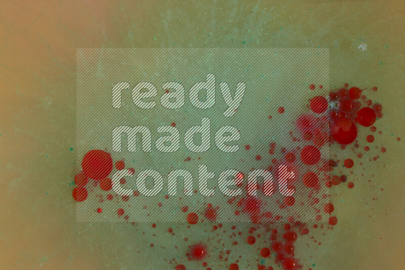 تلتقط الصورة تناثرا للطلاء الأحمر والأخضر والأصفر علي الخلفية