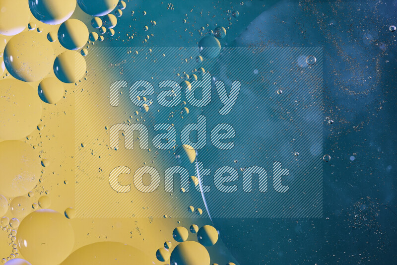 لقطات مقربة لفقاعات من الزيت على سطح الماء باللون الأزرق والأصفر