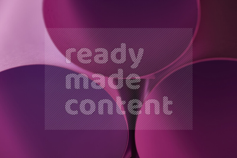 الصورة تعرض فن ورقي تجريدي بأشكال دائرية بدرجات متنوعة من اللون الوردي