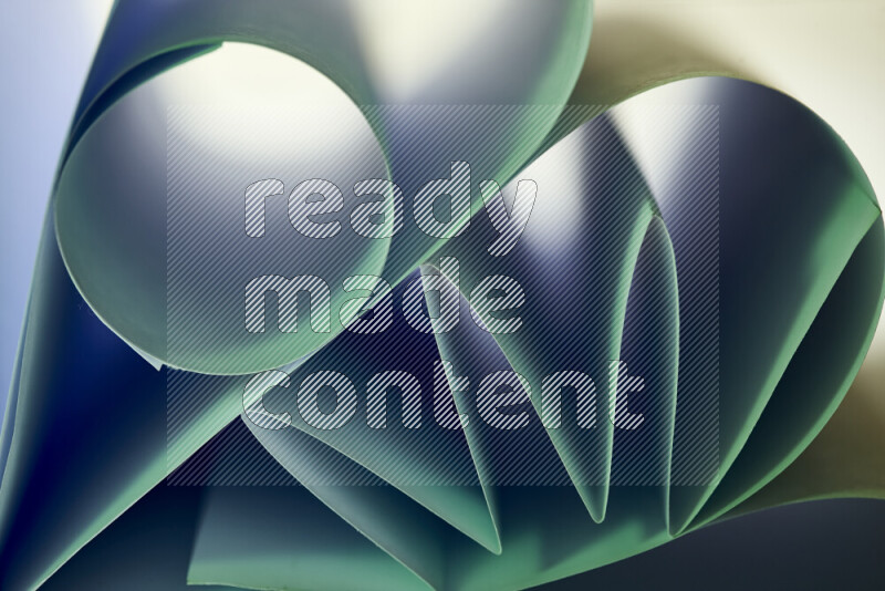 عرض فني لطيات الورق تخلق مزيج من الأشكال الهندسية، مضاءة بإضاءة ناعمة بدرجات اللون الأخضر