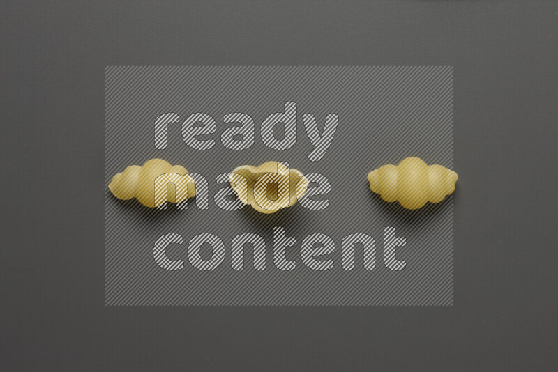 معكرونة قواقع علي خلفية رمادية