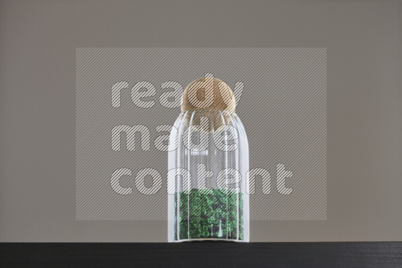 ترتر ملون في وعاء زجاجي علي خلفية سوداء