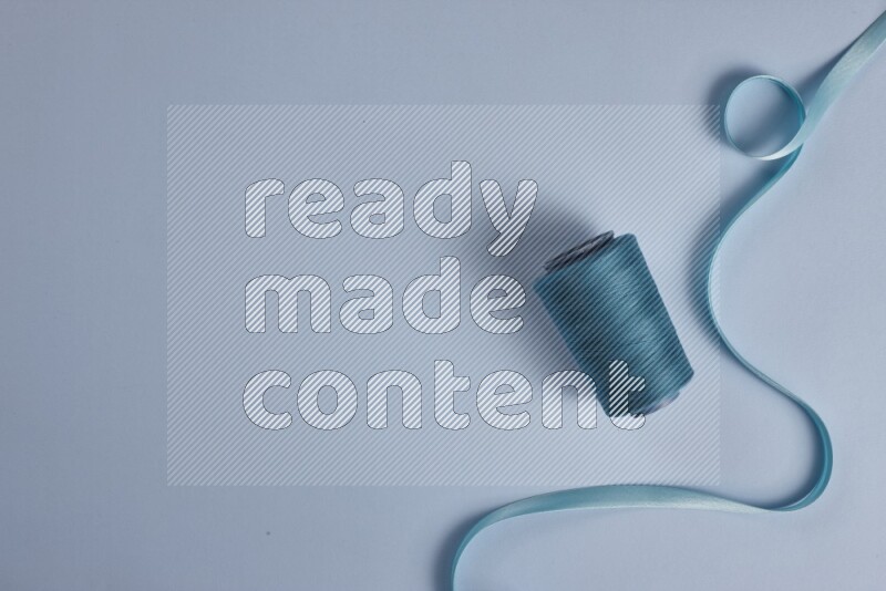 مجموعة من أدوات الخياطة والتفصيل زرقاء اللون على خلفية زرقاء