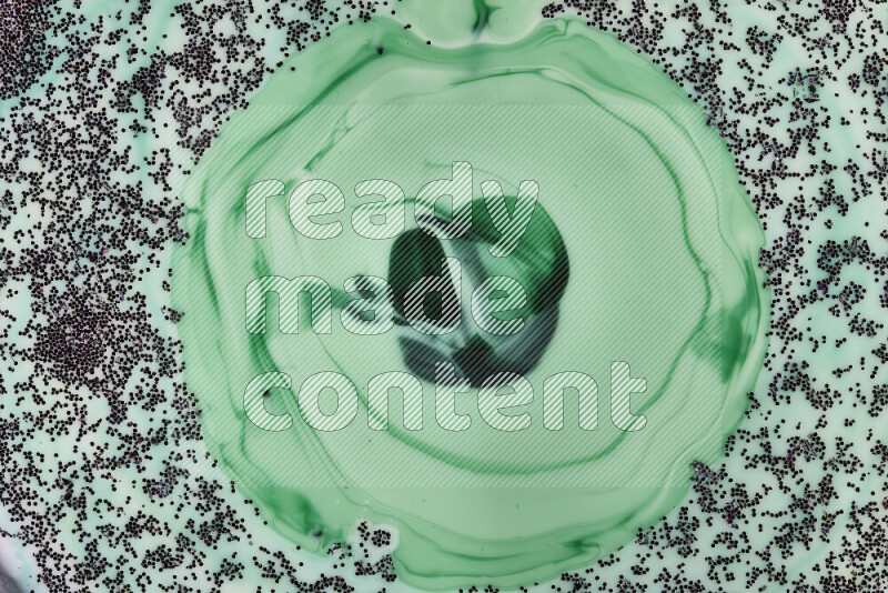 لقطة مقربة لبريق أرجواني متلألئ منتشر على خلفية من اللون الأخضر والأبيض في حركات دائرية