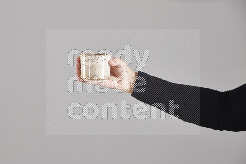 امرأة ترتدي عباءة سوداء تحمل أدوات فخارية مختلفة في أوضاع متعددة