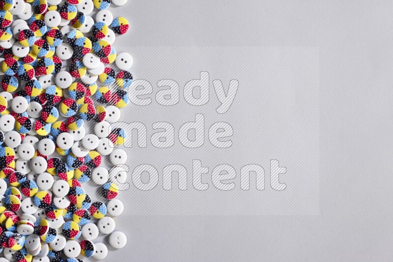 أزرار متعددة اﻷلوان موضوعة علي خلفية رمادية