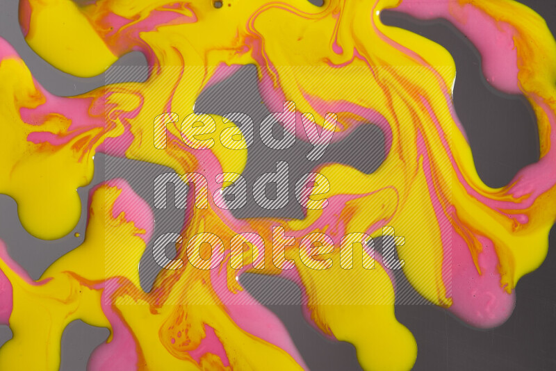 خلفية ملونة مع مزيج من ألوان الطلاء الوردي والأصفر