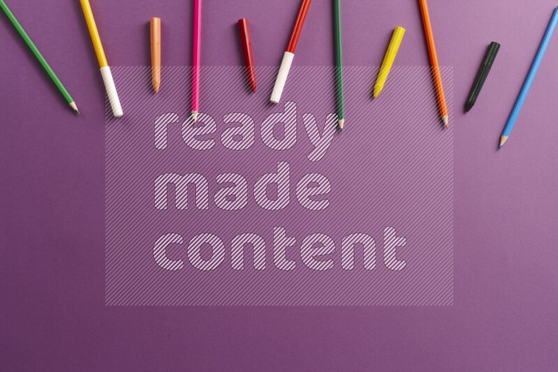 مستلزمات مدرسية مختلفة على خلفية أرجوانية