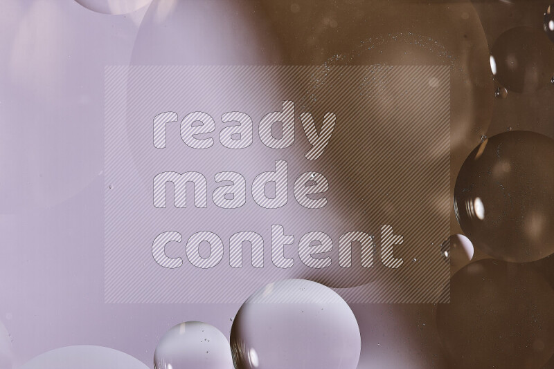 لقطات مقربة لفقاعات من الزيت على سطح الماء باللون الأبيض والبني