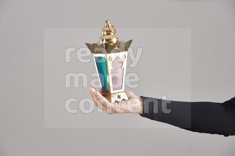 امرأة ترتدي عباءة سوداء تحمل فوانيس رمضانية مختلفة في أوضاع متعددة