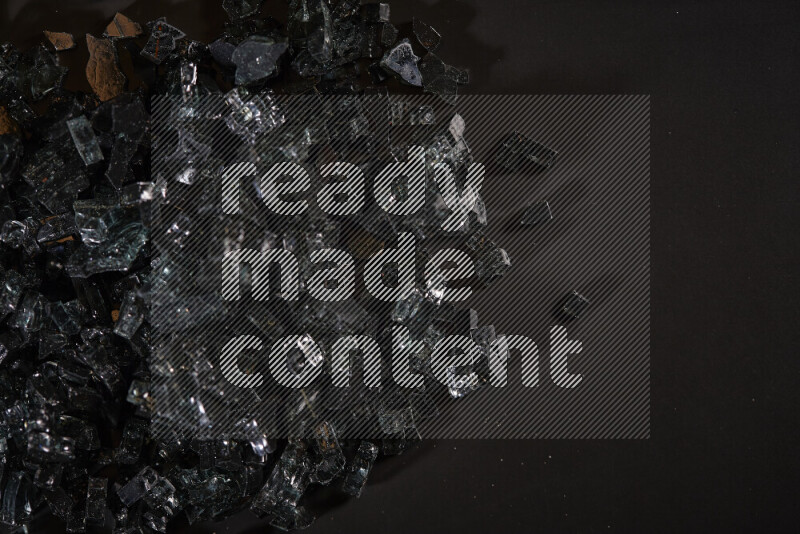 قطع زجاج سوداء شفافة متناثرة على خلفية سوداء