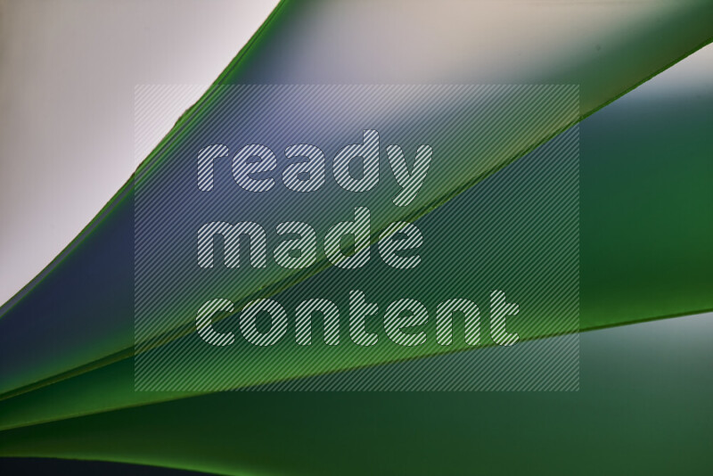 فن تجريدي يعرض منحنيات مع تدرجات الألوان الباردة مكونه بضوء ملون