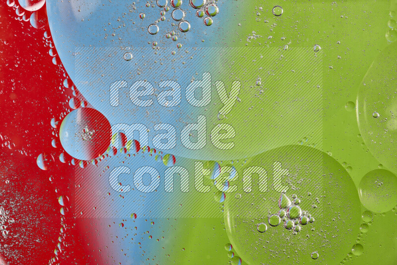 لقطات مقربة لفقاعات من الزيت على سطح الماء باللون الأحمر والأخضر والأزرق