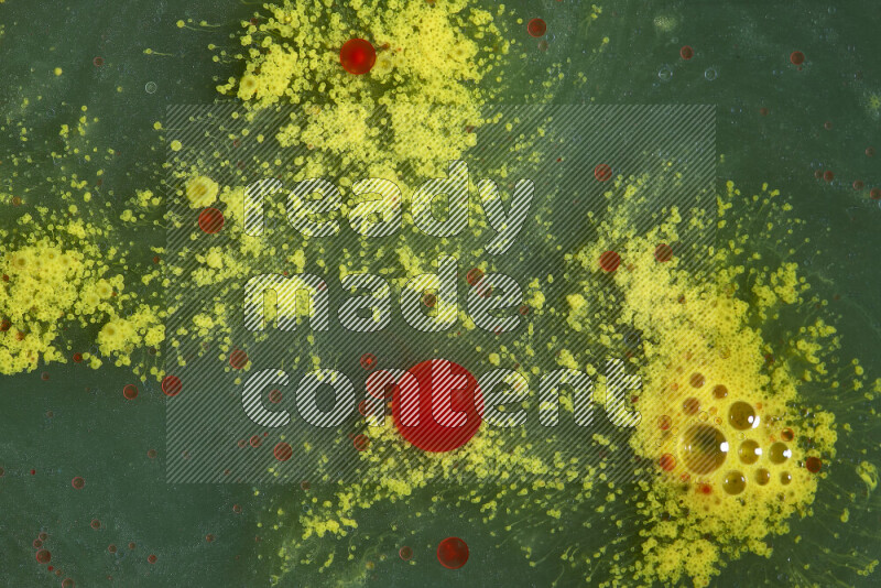 تلتقط الصورة تناثرا للطلاء الأحمر والأخضر والأصفر علي الخلفية