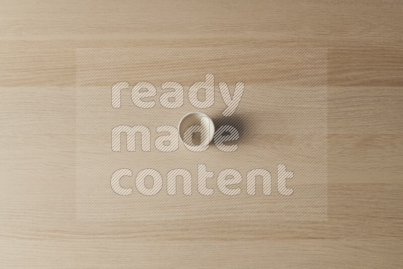 كأس فخاري على خلفية خشبية فاتحة