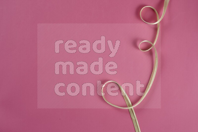 مجموعة من أدوات الخياطة والتفصيل خضراء وزهرية اللون على خلفية زهرية