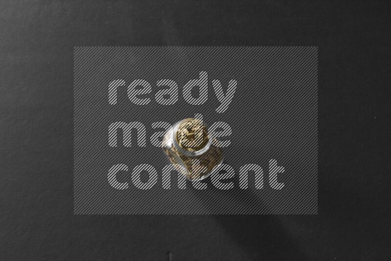 هيل في وعاء زجاجي علي خلفية سوداء