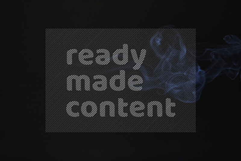 الدخان في حركة متموجة على خلفية داكنة